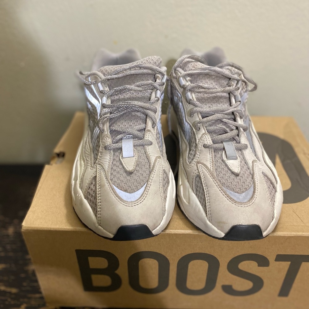 Yeezy boost 700 v2